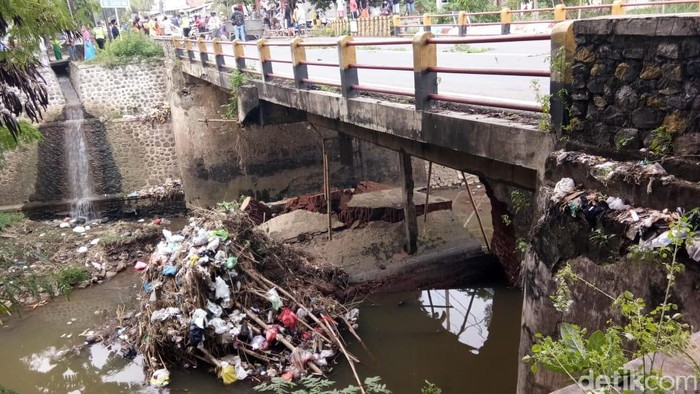 Penahan Jembatan di Kelurahan Kedung Asem , Kecamatan Wonoasih, Kota Probolinggo, yang merupakan Jalur Selatan penghubung Probolinggo - Lumajang. Ambrol.