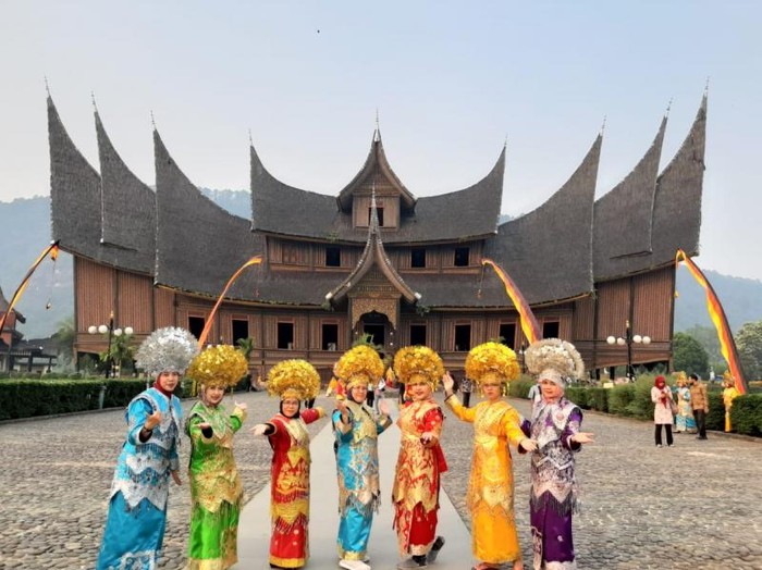 Objek wisata di Sumatera Barat.