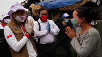 Pemberian bantuan ini merupakan rangkaian kegiatan yang dilakukan Relawan Indonesia Bersatu Lawan COVID-19 dalam membantu pemerintah menangani pandemi ini. Saat ini, 1,5 Juta dari 10 juta masker telah didistribusikan kepada masyarakat.  dok. Relawan COVID-19