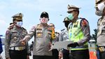 Kakorlantas Pelototi Kendaraan di Gerbang Tol Banyumanik