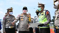 Dari arah Jakarta hingga ke Tol Pejagan yang menjadi perbatasan Jawa Barat dan Jawa Tengah, petugas menyeleksi dengan ketat kendaraan-kendaraan yang melewati tol. Yang diperbolehkan masuk dan melintas hanya kendaraan logistik. Sisanya diputarbalik. Begitu pun juga dengan penyekatan di Kecipir, Losari, Brebes yang menjadi jalan arteri perbatasan Jabar-Jateng. Foto: dok. Korlantas