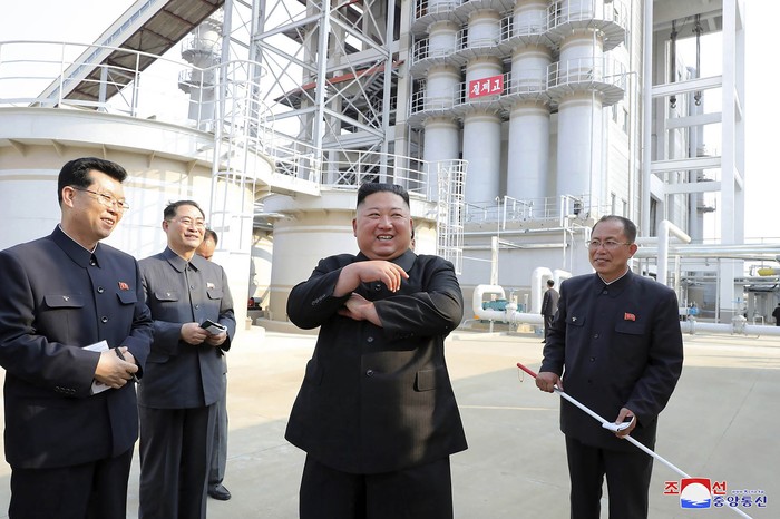 Penampakan Perdana Kim Jong Un Usai Dikabarkan Meninggal

Media pemerintah Korut merilis foto-foto Kim Jong Un muncul di depan publik, menyusul spekulasi kuat bahwa dirinya sakit keras atau bahkan meninggal.