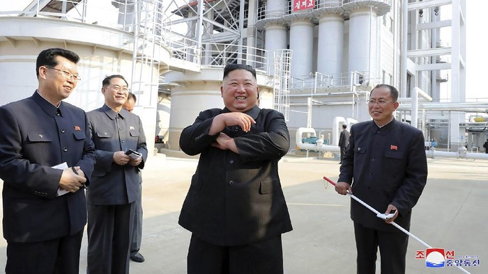 Penampakan Perdana Kim Jong Un Usai Dikabarkan Meninggal

Media pemerintah Korut merilis foto-foto Kim Jong Un muncul di depan publik, menyusul spekulasi kuat bahwa dirinya sakit keras atau bahkan meninggal.