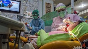 Cegah Wabah Corona Praktek Dokter Kini Pakai APD
