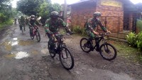 Tas yang dibawanya itu berisi bantuan untuk warga pra sejahtera yang berada di wilayah sekitar markas mereka. Nggak tanggung-tanggung, jaraknya kurang lebih sekitar 17 kilometer dari markas mereka di Kecamatan Cikembar, Kabupaten Sukabumi.