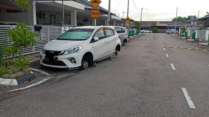 Pencurian pelek mobil