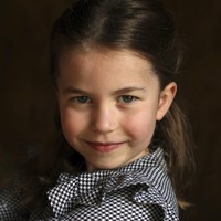 Dress yang dipakai Putri Charlotte merupakan keluaran Zara. Saat ini, dress tersebut sudah ludes terjual.  (Foto: Duchess of Cambridge/Kensington Palace via AP)