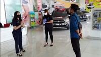 Sebelum melakukan pembelian kendaraan, pelanggan juga dapat melakukan test drive di rumah masing-masing atau home test drive. Layanan ini untuk memastikan agar pelanggan tetap #DiRumahAja sehingga meminimalkan potensi terpapar COVID-19. Foto: dok. PT Suzuki Indomobil Sales
