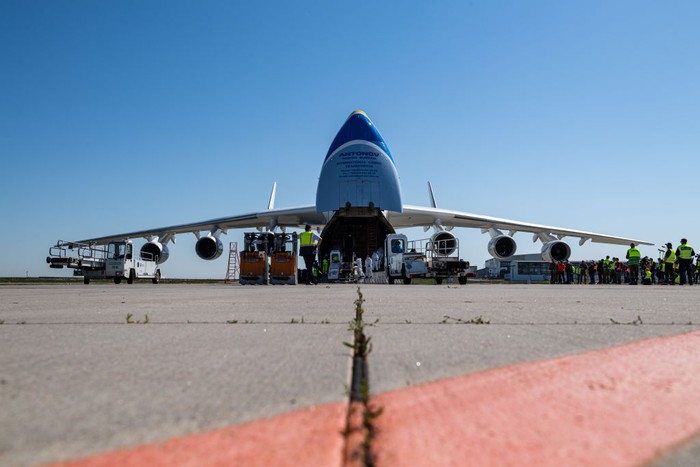 Ini Antonov An-225, Pesawat Kargo Terbesar di Dunia Antonov An-225 Mriya adalah pesawat kargo terbesar di dunia. Pesawat tersebut dirancang para insinyur Uni Soviet pada masa-masa akhir Perang Dingin.