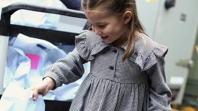 Putri Charlotte Bagi Makanan saat Lockdown, Berpergian Tanpa Masker
