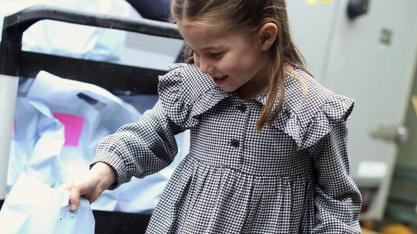 Putri Charlotte Bagi Makanan saat Lockdown, Berpergian Tanpa Masker
