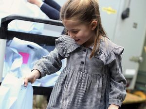 Putri Charlotte Bagi Makanan saat Lockdown, Berpergian Tanpa Masker