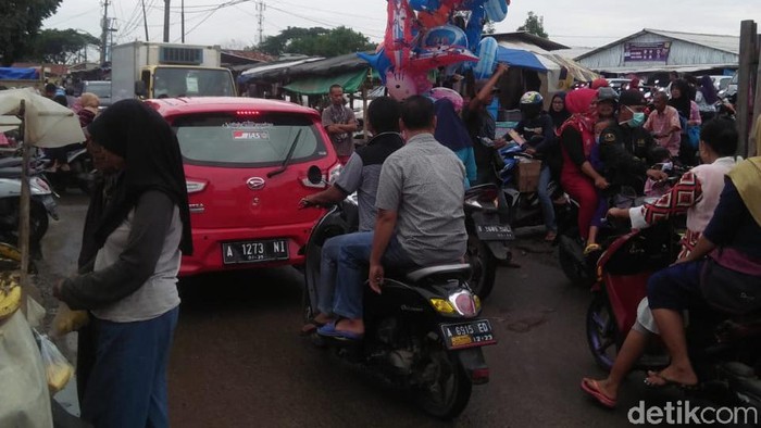 Pasar di tangerang masih ramai saat PSBB