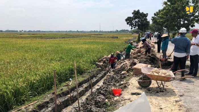 Program padat karya irigasi digulirkan demi selamatkan ekonomi rakyat di tengah serangan Corona.