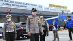 Kakorlantas Pelototi Kendaraan di Gerbang Tol Banyumanik