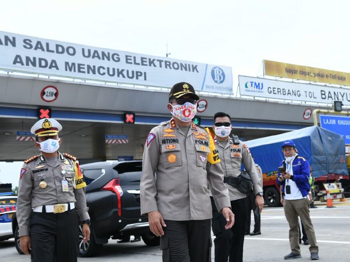 Kepala Korps Lalu Lintas Polri Irjen Pol Istiono memeriksa kendaraan yang melewati gerbang Tol Banyumanik, Semarang, Jawa Tengah, Sabtu (2/5/2020).