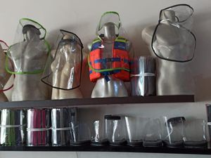 Tenda Store, Si Dermawan Penyumbang Masker Wajah Plastik Gratis