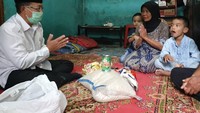 Banyak orang menuduh Herman menyalahgunakan anggara APBD untuk kepentingan politik pribadi. Namun Herman membantah, ia mengatakan bantuan nasi kotak ini berasal dari dana pribadinya.  Foto: Foto : instagram @hermansuherman