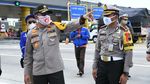 Kakorlantas Pelototi Kendaraan di Gerbang Tol Banyumanik