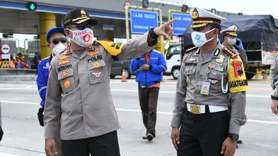 Kakorlantas Pelototi Kendaraan di Gerbang Tol Banyumanik
