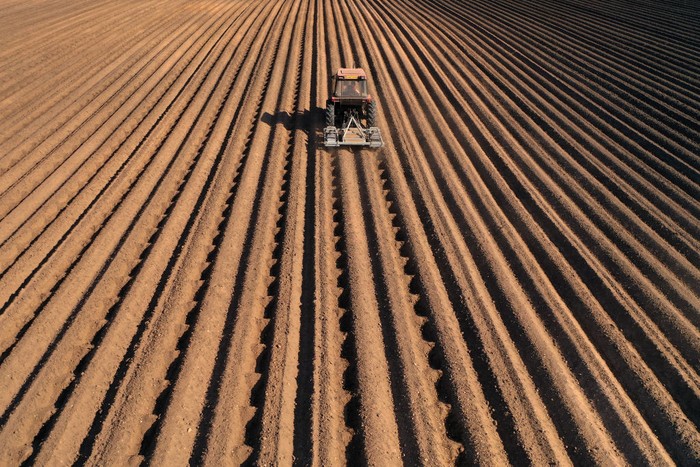 Cantiknya Perkebunan Inggris Petani mengoperasikan traktor untuk membajak ladang di Warrington, 25 km sebelah barat Manchester, Inggris (1/5/2020).
