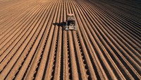 Petani mengoperasikan traktor untuk membajak ladang di Warrington, 25 km sebelah barat Manchester, mereka kembali bekerja setelah pemerintah melonggarkan aturan lockdown.