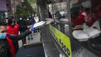 Makanan panas halal yang dibagikan gratis itu dikemas dalam boks.