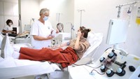 Pasien Covid-19 yang dinyatakan sembuh menyumbangkan plasma darah untuk penelitian antibodi Covid-19 di pusat penelitian medis German Center For Immunity Therapy (DZI), Erlangen, Jerman (27/4/2020).