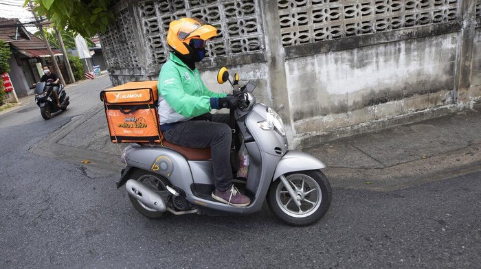 Pandemi Corona membuat perusahaan penerbangan tidak beroperasi. Kritee Youngfuengmont yang dulu bekerja sebagai pilot jet komersial kini jadi tukang delivery.