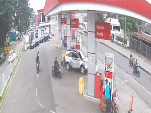 Lagi Isi Bensin, Dalam Sekejap Mobil Ini Dirampok