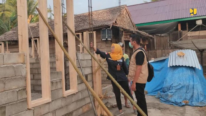 Rumah tak layak huni dibedah Pemerintah membedah rumah tak layak huni demi mencegah penyebaran Corona