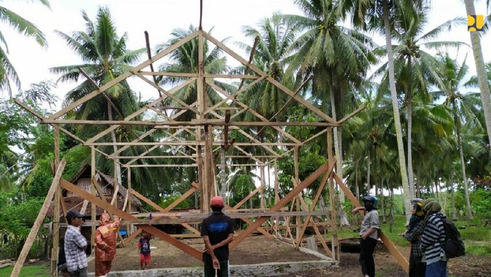 Pemerintah membedah rumah tak layak huni demi mencegah penyebaran Corona