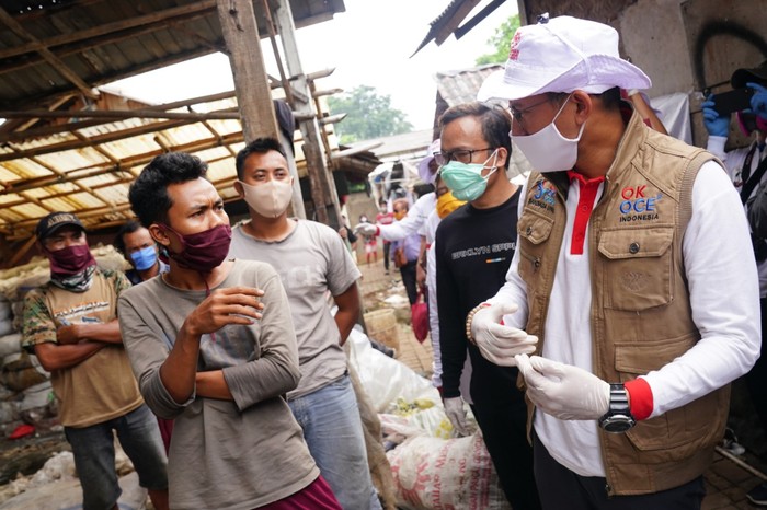 Dalam memperingati Hari Pendidikan Nasional pada 2 Mei 2020, Ketua Umum Relawan Indonesia Bersatu Lawan Covid-19, Sandiaga Uno menyambangi keluarga pemulung di Bantargebang, Bekasi, Jawa Barat.