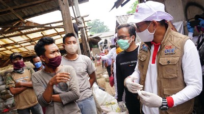 Sandiaga Uno Sambangi Anak-anak Pemulung di Bantargebang