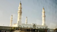 Menariknya, dalam proses pembangunan Masjid Quba, Nabi Muhammad ikut terlibat sendiri membawa bahan-bahan bangunan. Bahkan, badan Rasulullah dipenuhi debu dan pasir. Rachman Haryanto/detikcom