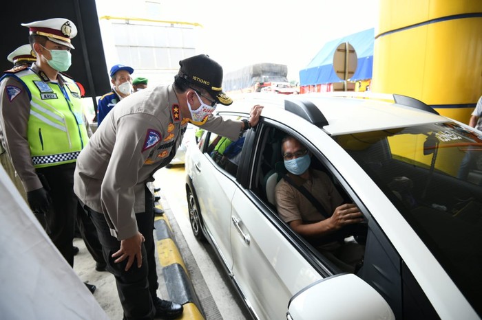 Kakorlantas Pelototi Langsung Kendaraan di Gerbang Tol Banyumanik Kepala Korps Lalu Lintas Polri Irjen Pol Istiono memeriksa kendaraan yang melewati gerbang Tol Banyumanik, Semarang, Jawa Tengah, Sabtu (2/5/2020).