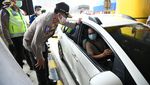 Kakorlantas Pelototi Kendaraan di Gerbang Tol Banyumanik
