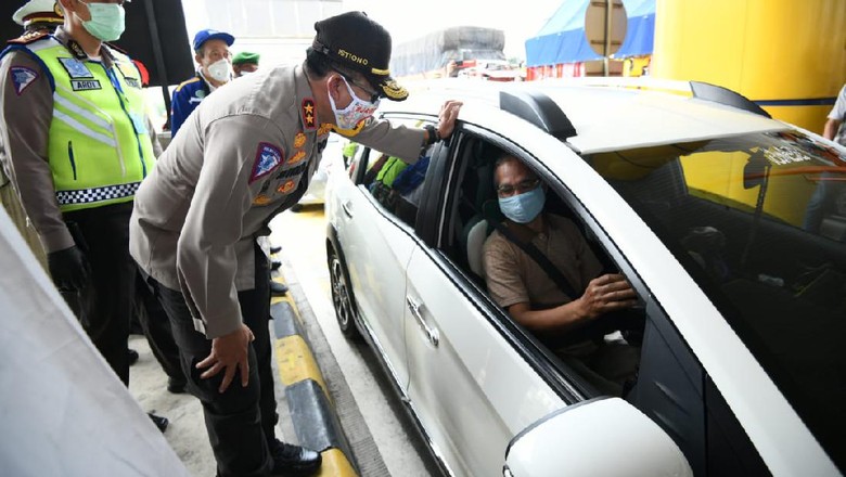 Kakorlantas Pelototi Langsung Kendaraan di Gerbang Tol Banyumanik Kepala Korps Lalu Lintas Polri Irjen Pol Istiono memeriksa kendaraan yang melewati gerbang Tol Banyumanik, Semarang, Jawa Tengah, Sabtu (2/5/2020).