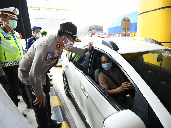 Kepala Korps Lalu Lintas Polri Irjen Pol Istiono memeriksa kendaraan yang melewati gerbang Tol Banyumanik, Semarang, Jawa Tengah, Sabtu (2/5/2020).