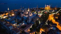 Tampak lampu-lampu di jalan, gedung dan masjid menambah keindahan Istanbul di malam hari.