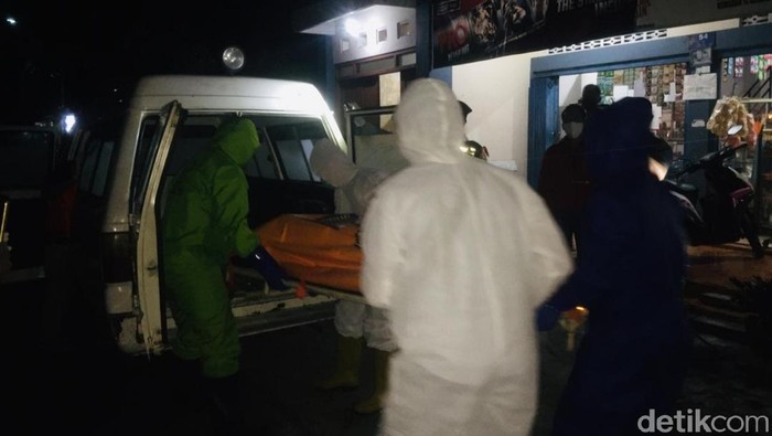 Tewas Saat Beri Pakan Ayam, Warga Blitar Dievakuasi Petugas Ber-APD