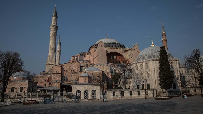 Hagia Sophia adalah salah satu landmark kota Istanbul, Turki. Kondisi bangunan yang pernah menjadi gereja, masjid dan museum itu kini sunyi dan sepi di tengah COVID-19 melanda Turki. Ini potretnya.