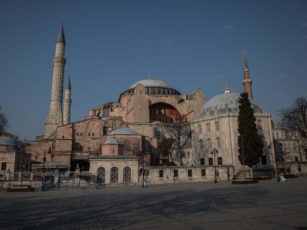 Belum lama ini, perdebatan seputar status Hagia Sophia kembali muncul setelah Patriark Konstantinopel dari Gereja Apostolik Armenia, Sahag II. Mashialan, mengusulkan agar umat muslim dan Kristen diberikan kesempatan yang sama untuk beribadah di sana. Menurut pemimpin spiritual umat Kristen Armenia di Turki itu, Hagia Sophia memiliki ruangan yang cukup luas untuk menampung kedua umat beragama. Getty Images/Chris McGrath. Belum lama ini, perdebatan seputar status Hagia Sophia kembali muncul setelah Patriark Konstantinopel dari Gereja Apostolik Armenia, Sahag II. Mashialan, mengusulkan agar umat muslim dan Kristen diberikan kesempatan yang sama untuk beribadah di sana. Menurut pemimpin spiritual umat Kristen Armenia di Turki itu, Hagia Sophia memiliki ruangan yang cukup luas untuk menampung kedua umat beragama. Getty Images/Chris McGrath.