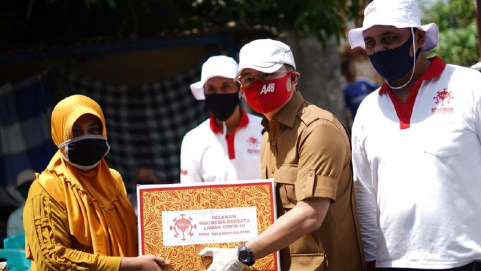 Relawan Indonesia Bersatu (RIB) membagikan paket sembako ke warga di Makassar, Sulsel, Minggu (3/5/2020).