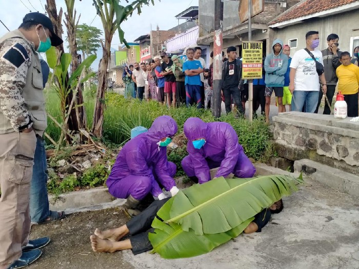 Petugas ber-APD mengevakuasi jenazah kakek di Garut yang terpeleset ke parit