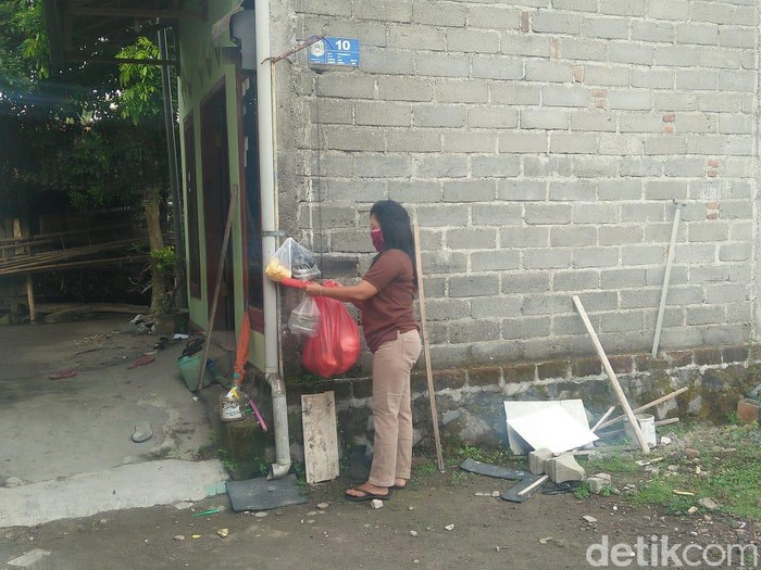 Warga Blitar Antar Bahan Makanan Satu Keluarga yang Isolasi Mandiri