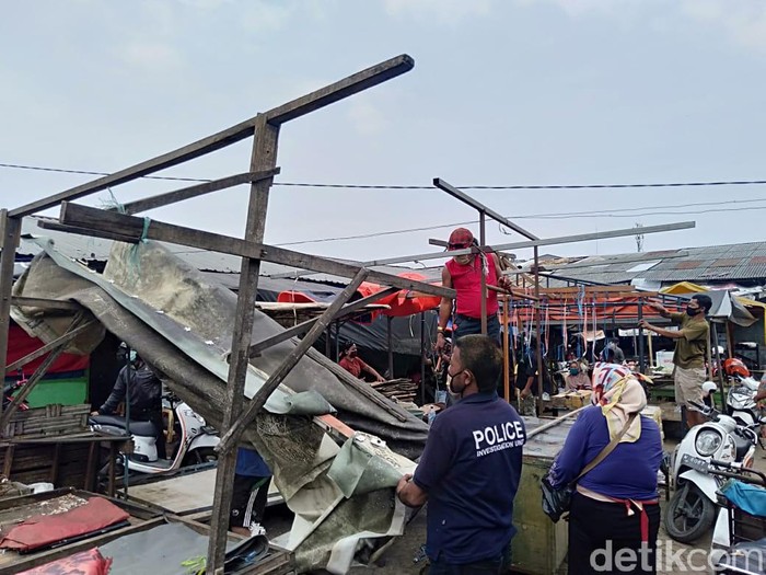 Dua pedagang di Pasar Krian Positif Corona. Akibatnya, sebagain pasar akan ditutup selama 14 hari.