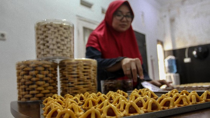 BISNIS KUE KERING LEBARAN Seorang ibu rumah tangga membuat kue kering lebaran pesanan pembeli di Pekanbaru, Riau, Minggu (3/5/2020). Sejumlah ibu rumah tangga memanfaatkan waktu selama masa berada di rumah untuk berbisnis kue kering menjelang Lebaran. ANTARA FOTO/Rony Muharrman/foc.
