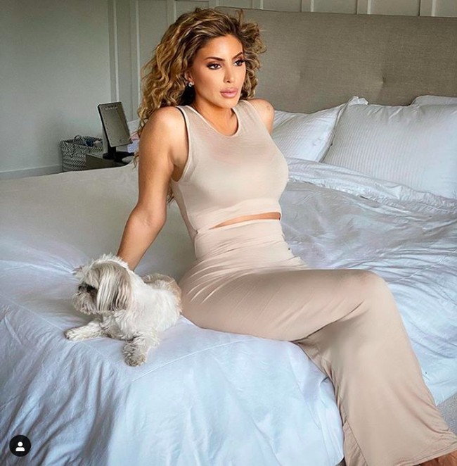 Larsa Pippen sempat disebut sebagai gold digger oleh fans Scottie karena baru meminta cerai setelah 20 tahun menikah. Namun tudingan itu dibantahnya. Aku tidak peduli dengan uang dan aku sudah memilikinya sepanjang hidupku. Aku menghabiskan ulang tahunku, malam Tahun Baru, waktu-waktu di mana aku benar-benar membutuhkannya, sendirian. Pada satu titik, aku memutuskan aku harus menghadapi kenyataan, dan di sinilah aku, begitu katanya soal keputusannya menggugat cerai Scottie dan tuduhan sebagai gold digger. Foto: Dok. Instagram Larsa Pippen