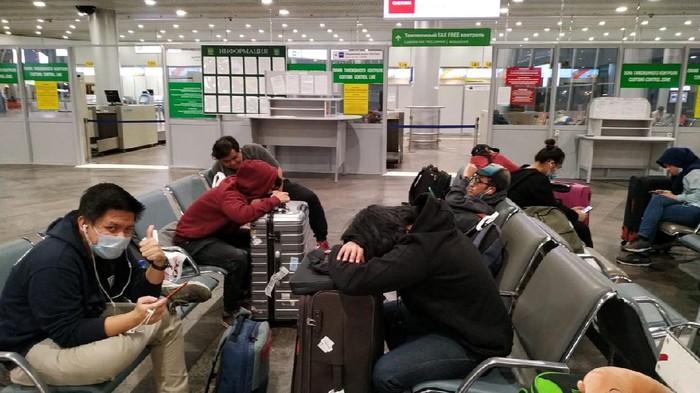WNI sedang menunggu penerbangan dari Moskow ke Denpasar di Bandara Sheremeytevo, Moskow.